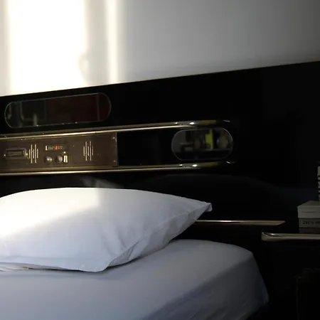 아파트 Cozy Big With Balcony 티라나