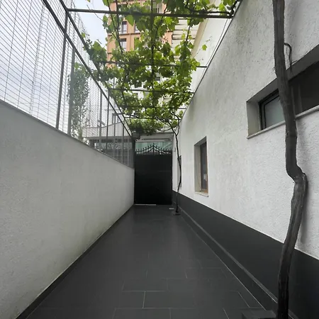 Lägenhet Cozy Big With Balcony Tirana