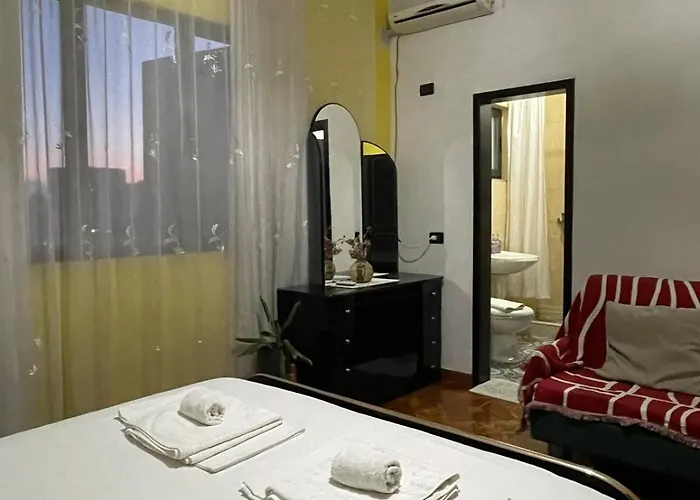 Lägenhet Cozy Big With Balcony Tirana