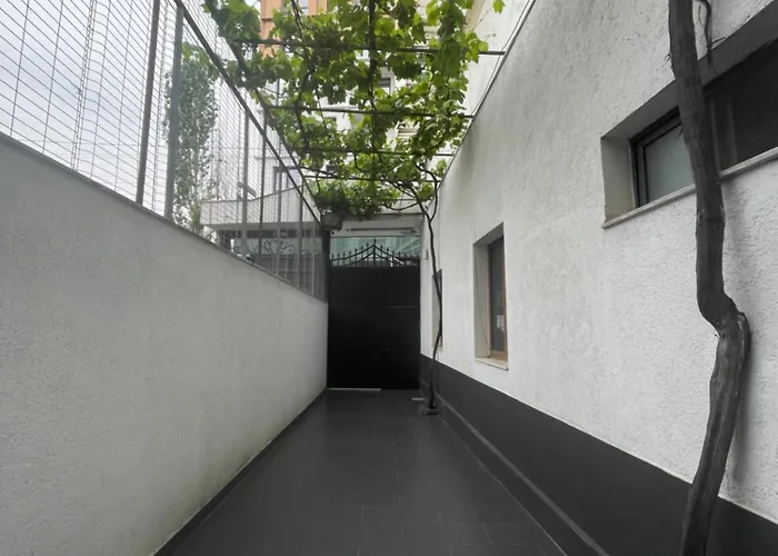 Lägenhet Cozy Big With Balcony Tirana